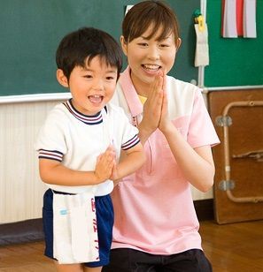 園庭で運動会も行っているほど広い園庭でのびのびと遊び・保育をしている幼稚園