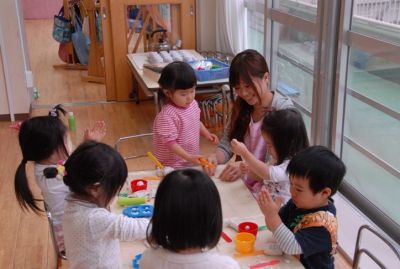 晴れた日は広い園庭でのびのびと遊んでいる小規模な幼稚園