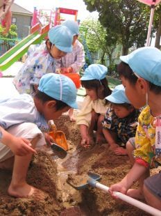 子ども達がどろんこになってあそぶ元気な幼稚園