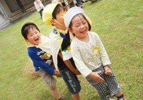 晴れた日は園庭で遊んだり近くの公園へお散歩をしたりなど子どもたちも先生達も元気な認可保育園