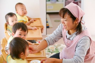 晴れた日は広い園庭でのびのびと遊び、基本的な生活習慣や食育活動を大切にしている認可保育園