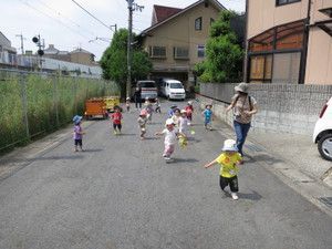 【東京都 西東京市(東伏見駅)】 自然の残る公園へ散歩や自然をあそびの場としてのびのび保育をしている認可保育園