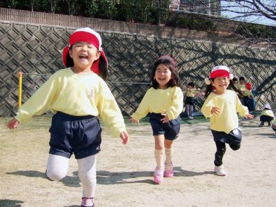 広い園庭でのびのびと遊び、 一斉活動とバランスよく活動している幼稚園