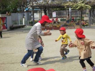 晴れた日は広い園庭での外遊びも大切にしている幼稚園