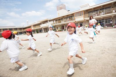 広い園庭でのびのびと思いっきり遊び、健康的な身体作りを大切にしている幼稚園