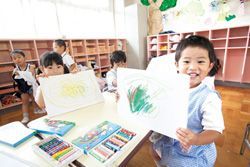 子ども達みんなの顔と名前が分かるくらい小規模でこじんまりとした幼稚園