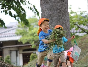 幼稚園では広い園庭で子ども達がのびのび遊んでいます。