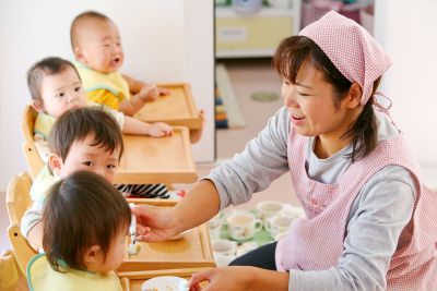 広い園庭でのびのびと遊んだり、子どもたち同士の関わり合いを大切にした定員150名の認可保育園