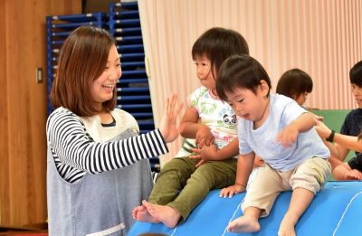 広い園庭でのびのびと保育をしている社会福祉法人・認可保育園