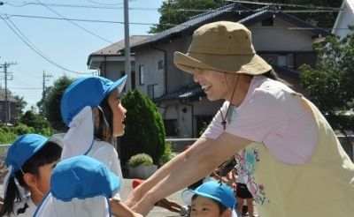 晴れた日は園庭や自然に囲まれた広い公園でのびのびと遊んでいる、小規模でアットホームな環境の社会福祉法人の認可保育園（0歳児6名、1歳児11名、2歳児11名、3歳児11名、4・5歳児21名　計60名）