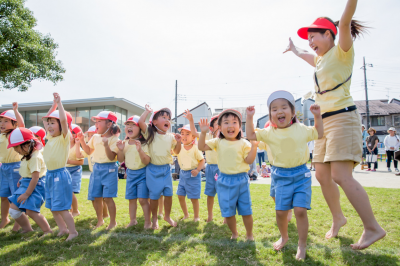 基本的な挨拶や生活習慣、集団行動の中でのきまりを守ることを大切にしている幼稚園