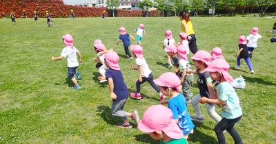 晴れた日は園庭での遊びやお散歩などを大切にした社会福祉法人の認可保育園