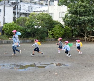 広い園庭で先生たちも一緒になって遊びもたくさんしている幼稚園