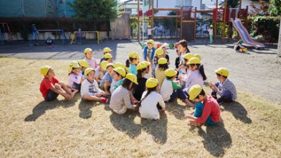 広い園庭でのびのびと遊んだり野菜を育てた食育活動を行っている社会福祉法人の認可保育園