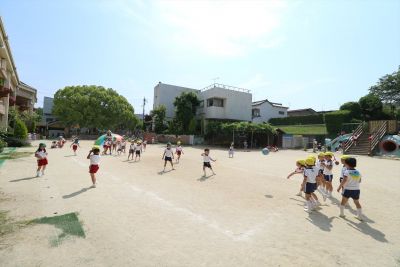 晴れた日は広い園庭での自由遊びをを大切にしている社会福祉法人の認可保育園