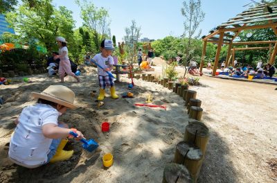 豊富な遊具とひろい園庭で晴れた日はのびのびと遊ぶ幼稚園