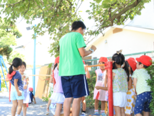 周囲の緑豊かな環境のなかで健康的な体づくりを大切にしている社会福祉法人の認可保育園